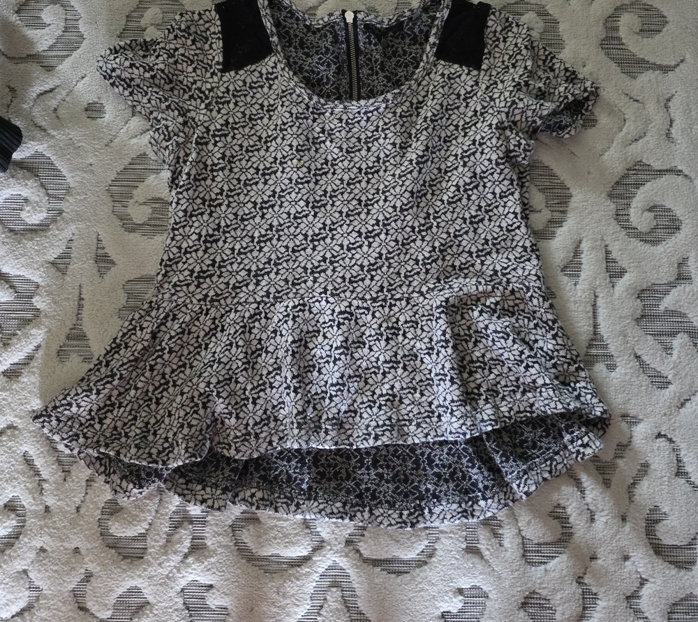KNITTED KNOTTEDWomens Black & White Floral  Blouse